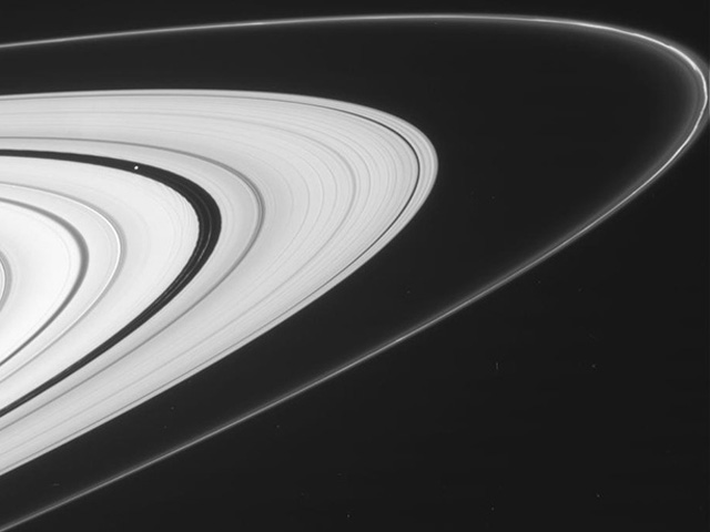 Внимание ученых NASA снова приковано к Сатурну: орбитальной станции Cassini удалось получить четкие снимки планеты и ее спутников, что позволило возобновить изучение загадочных колец вокруг планеты