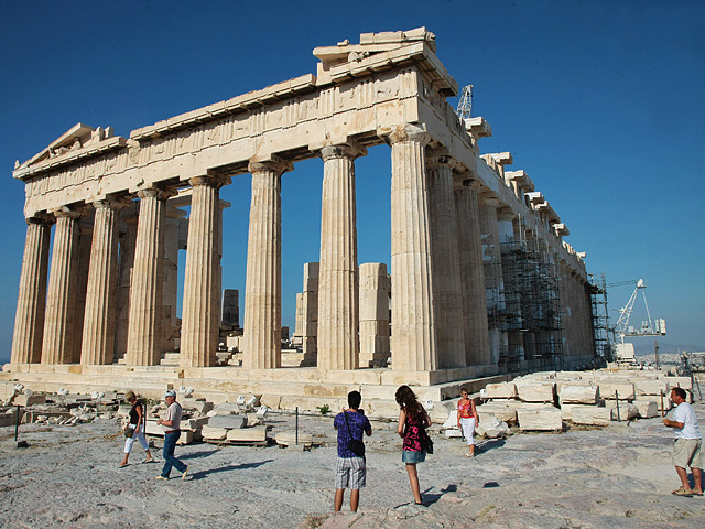 Афинский Акрополь, который является самой посещаемой достопримечательностью Греции, будет открыт в будние дни с 8 до 20 часов по местному времени и только в воскресенье будет закрываться в 15 часов