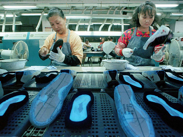 NEWSru.com :: Adidas закрывает свою китайскую фабрику по производству одежды