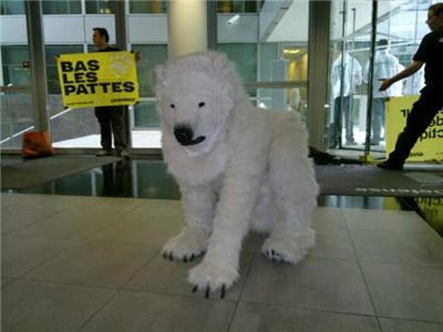Около 20 активистов Greenpeace в костюмах белых медведей захватили офис нефтегазовой компании Shell во Франции, не позволяя сотрудникам начать работу, сообщается на сайте"зеленых"