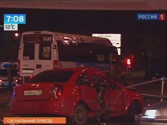 Легковой автомобиль и маршрутное такси столкнулись в Сигнальном проезде, напротив гостиницы "Восход", на северо-востоке Москвы. Два человека погибли, трое ранены