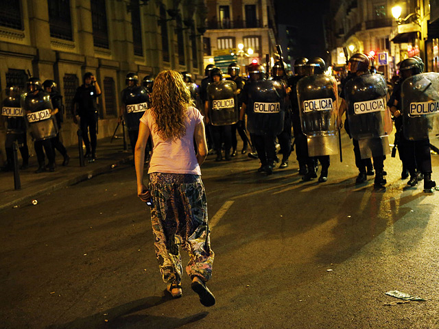 В Мадриде демонстрация против новых мер бюджетной экономии закончилась столкновением с полицией: протестующие кидали камни в стражей порядка, и тем пришлось применить резиновые пули