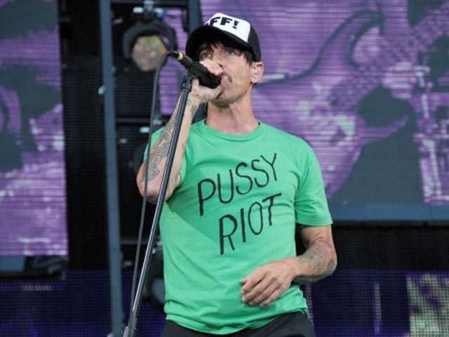 Энтони Кидис, вокалист рок-группы Red Hot Chili Peppers, вышел на сцену во время концерта в Петербурге в футболке Pussy Riot