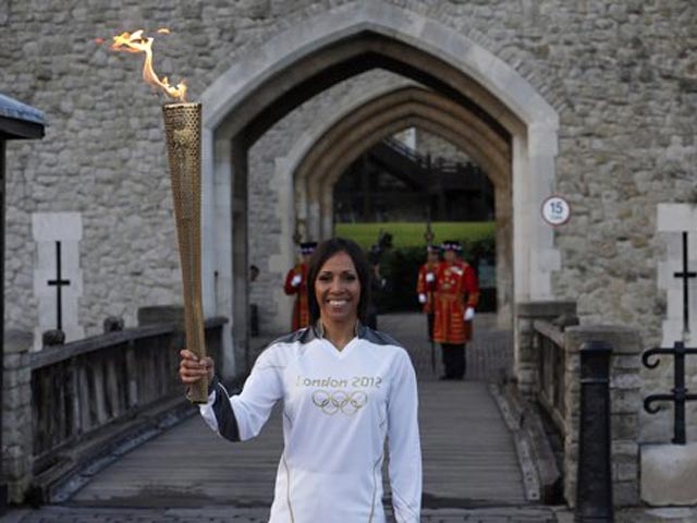 В британскую столицу доставили олимпийский огонь и сразу же спрятали в сокровищницу Тауэра, чтобы курильщики не использовали его в качестве зажигалки