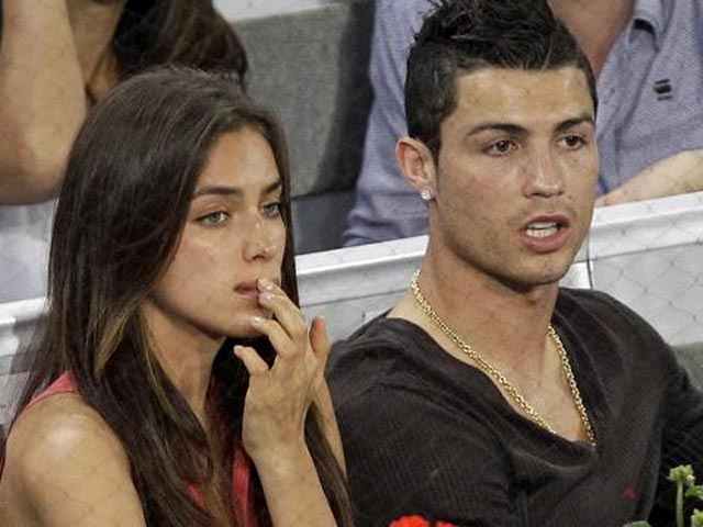 Лидер мадридского "Реала" и сборной Португалии Криштиану Роналду сожалеет, что никто не верит в его романтичную натуру."Я стараюсь быть романтиком, но никто мне не верит", - цитирует откровения Роналду Eurosport