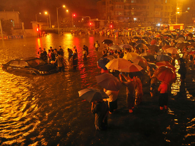 Рекордный ливень затопил Пекин, 10 человек погибли