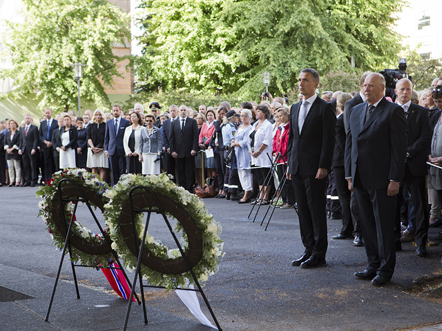 В правительственном квартале норвежской столицы минутой молчания почтили память погибших в результате терактов, осуществленных Андерсом Брейвиком год назад