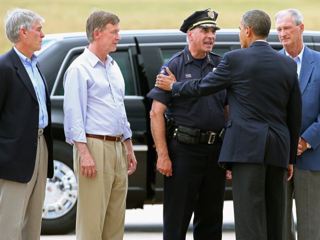 Президент США Барак Обама прибыл в американский город Аврора (штат Колорадо), где в ночь на 20 июля вооруженный преступник открыл стрельбу в переполненном зале кинотеатра