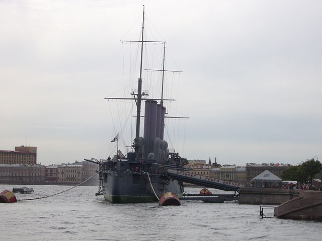 СМИ Петербурга взбудоражила новость об аварии на легендарной "Авроре" - сообщалось, что то ли корабль накренился, то ли с палубы бьет фонтан воды