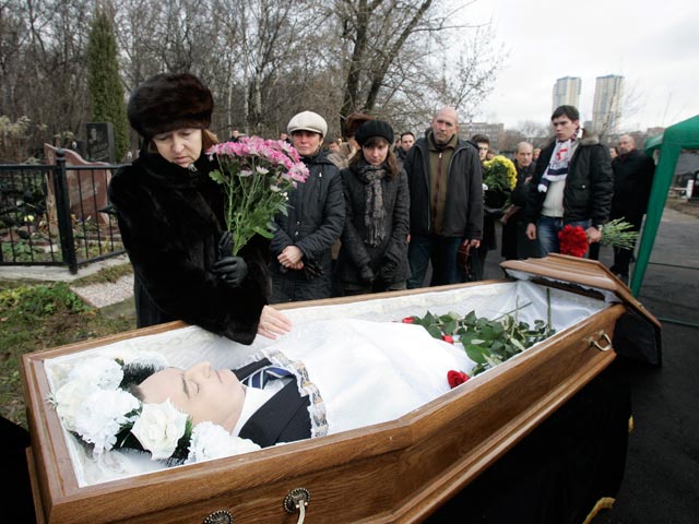 Наталья Магницкая хоронит сына Сергея, 20 ноября 2009 года