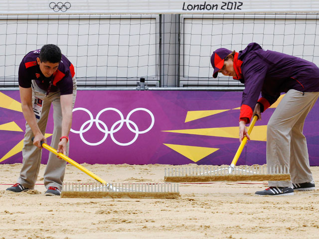 Белки наполнили орехами олимпийские площадки для пляжного волейбола