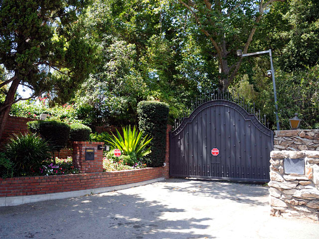 В особняке матери погибшего короля поп-музыки Кэтрин Джексон в калифорнийском Калабасасе произошла драка между членами семьи Майкла Джексона