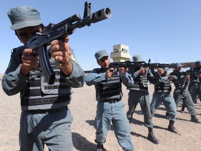 Сразу 13 афганских полицейских переметнулись к талибам, прихватив много техники и оружия