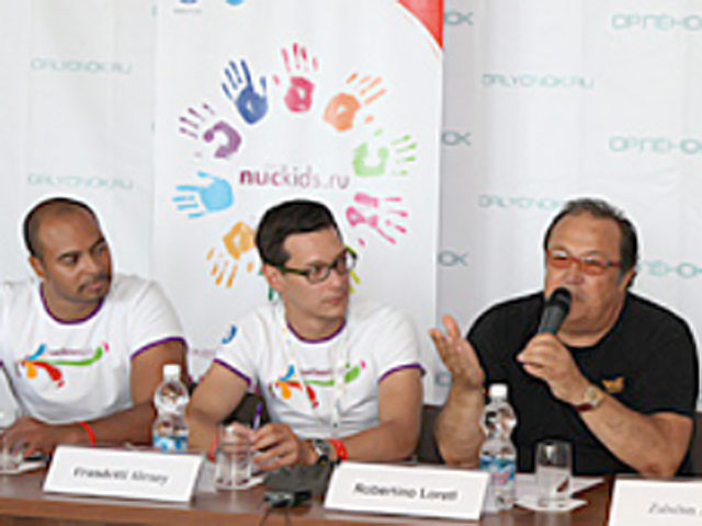 Итальянский певец Робертино Лорети провел мастер-класс для участников международного детского творческого проекта Nuclear Kids, который стартовал 18 июля во Всероссийском детском центре "Орленок"