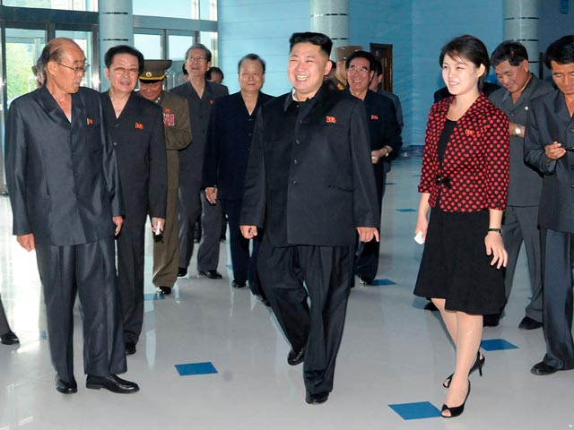 Государственное телевидение КНДР впервые объявило о том, что лидер страны Ким Чен Ын женат, сообщают японские и южнокорейские СМИ