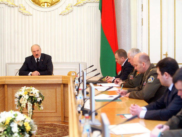 Президент Белоруссии Александр Лукашенко на совещании по проблемам вооруженных сил заявил о необходимости укрепления военной и пограничной безопасности страны с учетом развития ситуации в мире