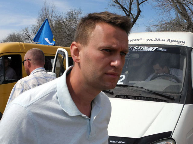 Независимые лингвисты не усмотрели ничего оскорбительного в выражении "Единая Россия - партия жуликов и воров", которое получило широкое распространение с подачи блоггера Алексея Навального