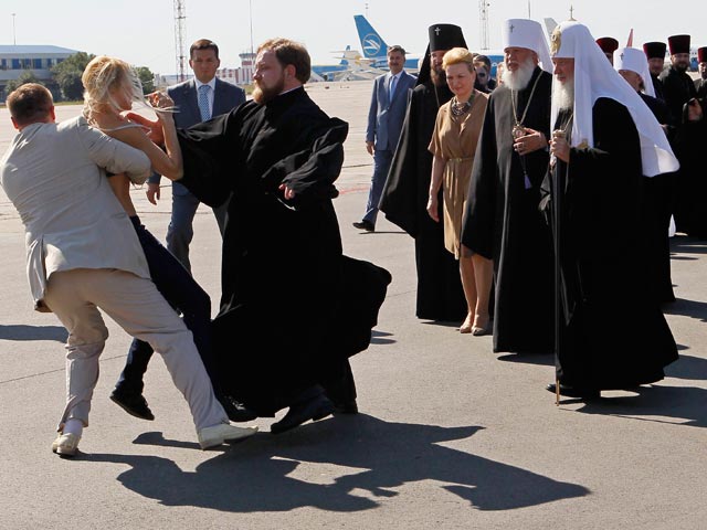 Активистка женского движения FEMEN Яна Жданова, которая в киевском аэропорту оголилась перед Патриархом Кириллом и выкрикнула ему "Изыди вон!", арестована на 15 суток