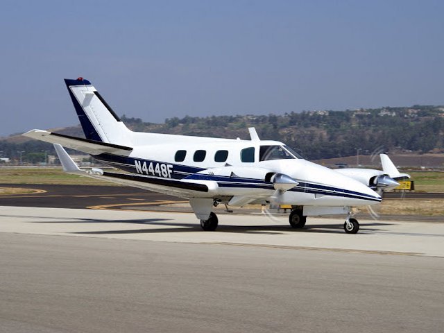 Небольшой самолет при попытке взлететь выкатился за пределы взлетно-посадочной полосы аэропорта в американском штате Аризона, после чего загорелся, три человека погибли