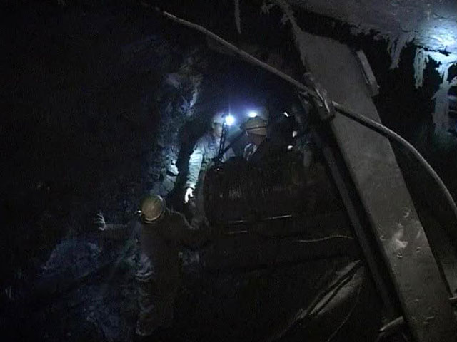 Комиссия по ликвидации ЧП на шахте "Зиминка" в Прокопьевске (Кемеровская область), где погибли три человека, не рассматривает в качестве версии аварии взрыв метана