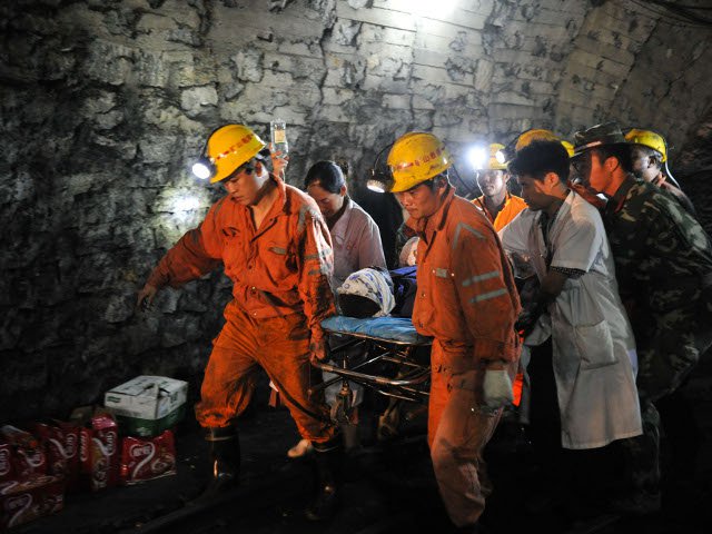В Китае спасатели благополучно подняли на поверхность 53 человека из обвалившейся угольной шахты в юго-западной провинции Гуйчжоу