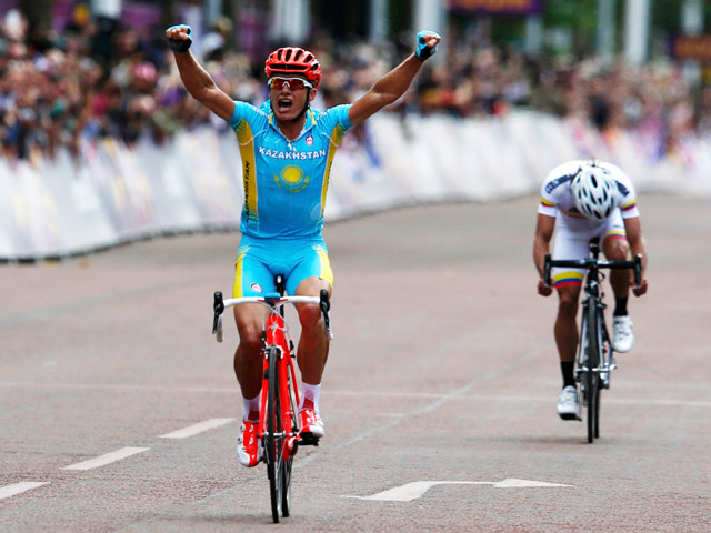 Винокуров принес Казахстану олимпийское золото в групповой велогонке