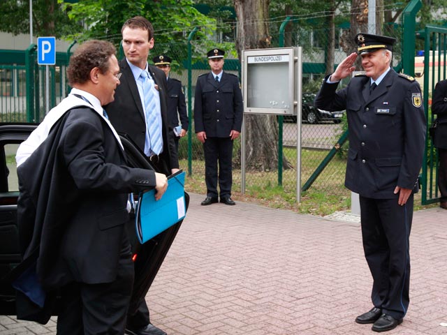 Ханс-Петер Фридрих(на фото слева) и Маттиас Зегер, 17 мая 2011 года