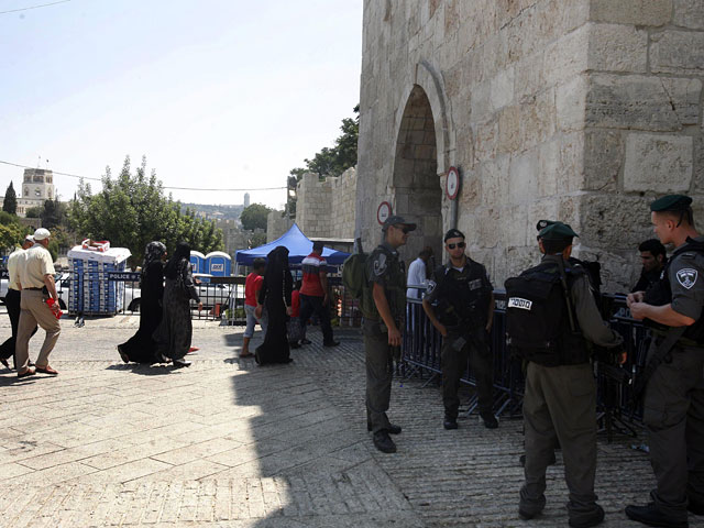 В воскресенье утром израильская полиция закрыла Храмовую гору для посетителей, чтобы предотвратить "провокации" со стороны религиозных деятелей