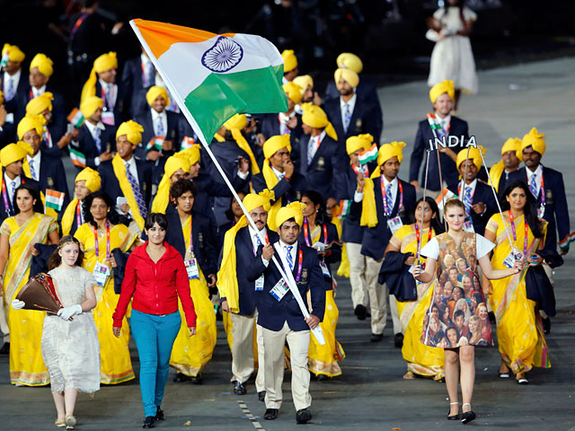 Индийские СМИ утверждают, что им удалось установить личность незнакомки В красной кофте, которая "возглавила" национальную олимпийскую команду на церемонии открытия Олимпиады