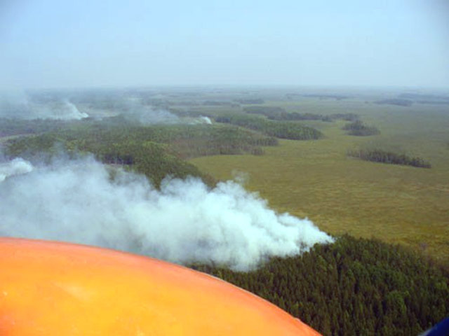 На лесные пожары в Томской области авиацией сброшено более 3 тыс тонн воды