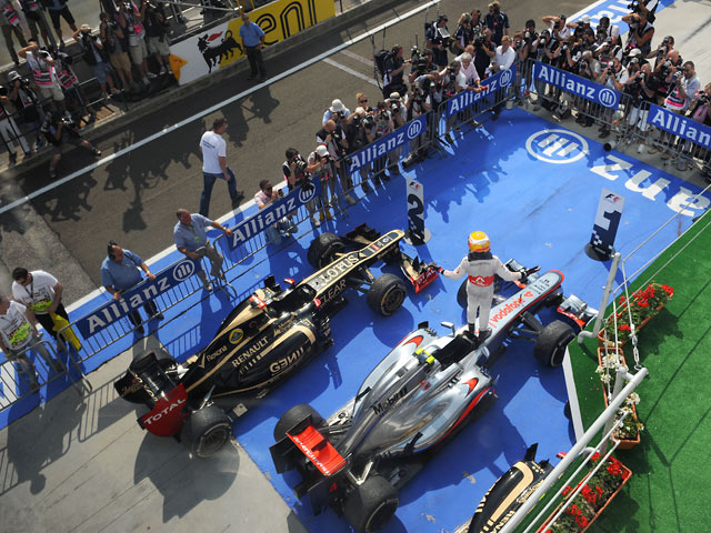 Хэмилтон выиграл Гран-при Венгрии с Райкконеном на "хвосте"