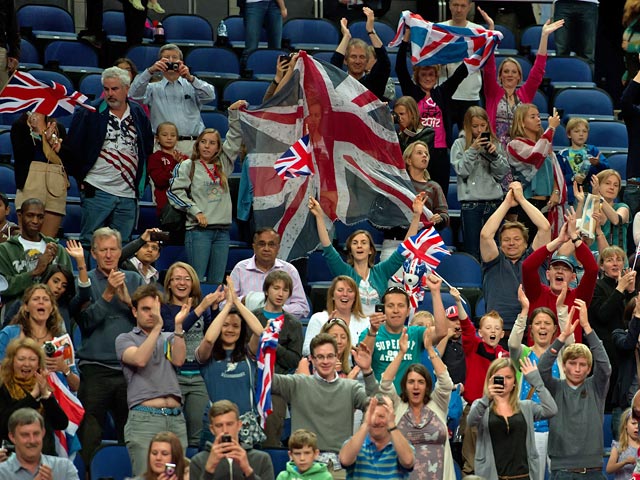 После разразившегося накануне билетного скандала оргкомитет лондонских Олимпийских игр-2012 стал в спешном порядке заполнять значительное число пустующих мест на трибунах стадионов военнослужащими и студентами