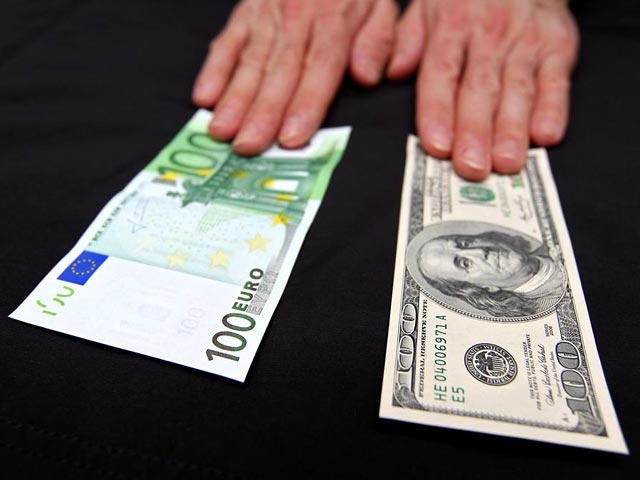 Доллар упал на 2 копейки, евро потерял 5