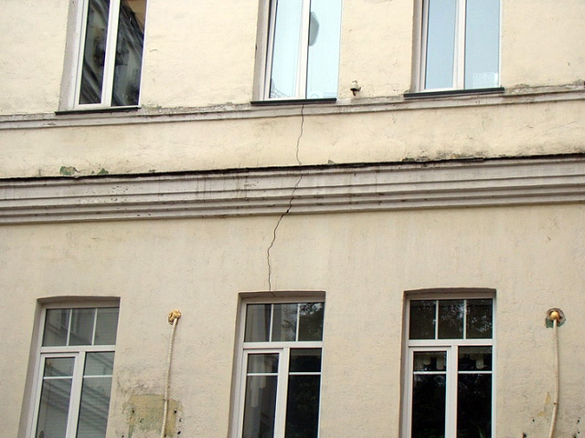 Во Владивостоке из-за трещины, образовавшейся в здании прокуратуры, расположенном по адресу ул. Петра Великого, 2, были эвакуированы сотрудники