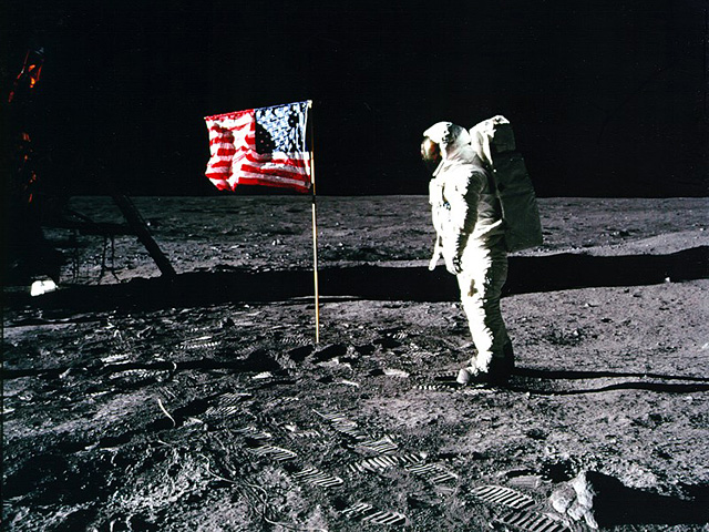 Национальные флаги США, установленные американскими астронавтами на Луне четыре десятилетия назад в ходе нескольких миссий Apollo ("Аполлон"), все еще держатся на ее поверхности