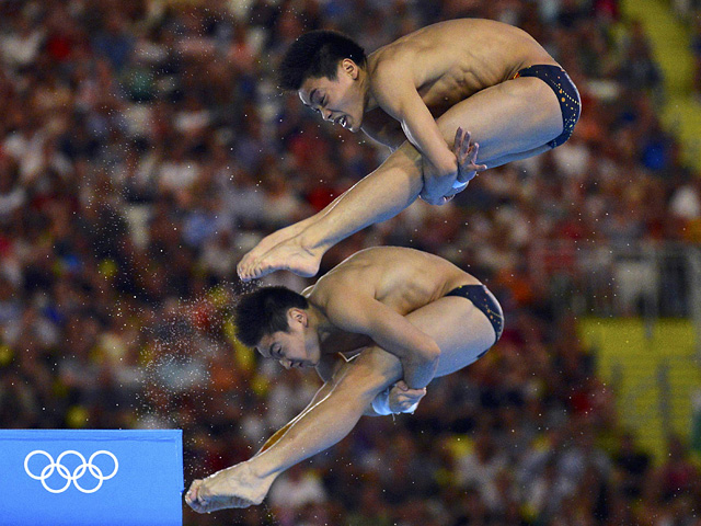 Китайцы Цао Юань и Чжан Янгуан завоевали золото в олимпийском турнире по синхронным прыжкам в воду с 10-метровой вышки