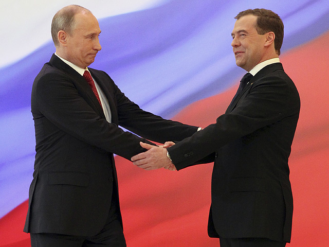После того как Владимир Путин и Дмитрий Медведев сменили друг друга на государственных должностях, штатная численность правительственных структур и администрации президента вырастет на 916 человек