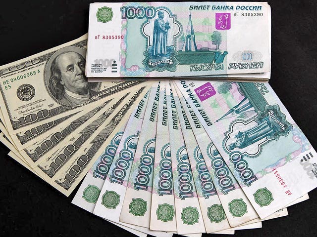 Депутат из "Едра" хочет запретить хождение в России доллара