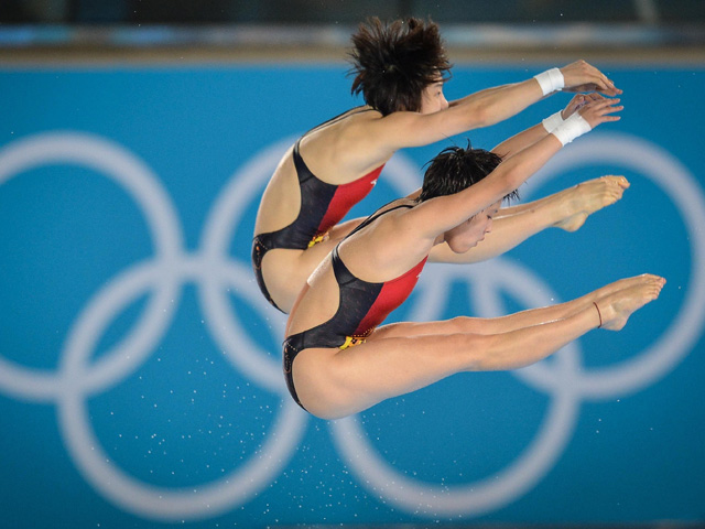 Китаянки Чэнь Жолинь и Ван Хао уверенно выиграли олимпийский турнир по синхронным прыжкам в воду с 10-метровой вышки