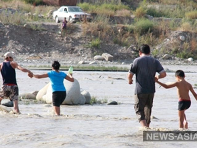 В окрестностях Бишкека эвакуируют жителей из-за угрозы прорыва горного озера