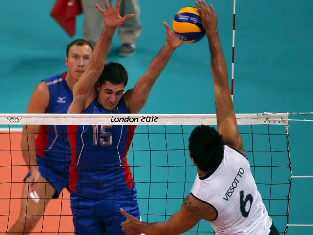 Российские волейболисты проиграли бразильцам на предварительном этапе Олимпийских игр-2012. Встреча между принципиальными соперниками завершилась со счетом 3-0