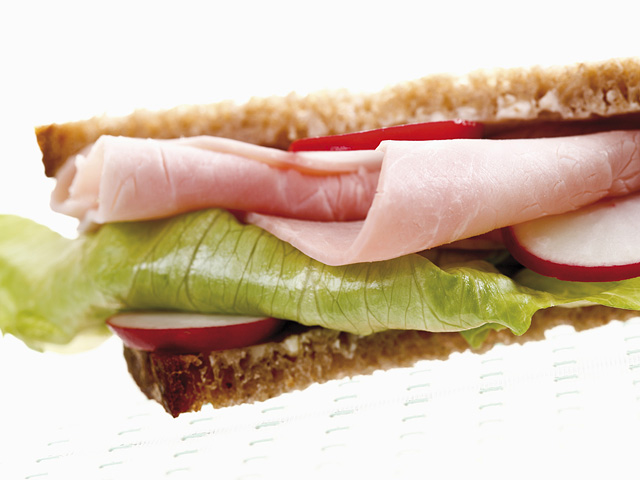 Сразу после скандала с американской авиакомпанией Delta Air пассажир рейса Виктория-Торонто (Канада) получил на обед бутерброд с иглой