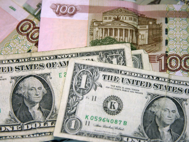 Доллар прибавил 13 копеек, евро подорожал на 30