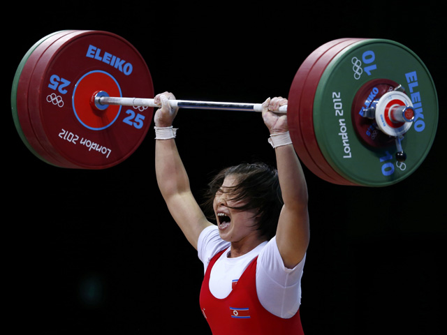 Тяжелоатлетка Рим Чжон Сим принесла КНДР четвертую золотую медаль Игр-2012 в Лондоне, выиграв олимпийский турнир в весовой категории до 69 кг