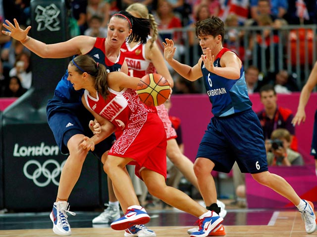 Женская сборная России досрочно пробилась в 1/4 финала олимпийского баскетбольного турнира, победив в третьем матче групповой стадии сборную Великобритании со счетом 67:61