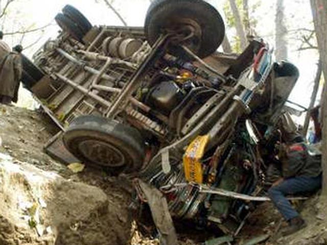 В Индии, в 80 километрах от города Дехрадун (административный центр штата Уттаракханд, в результате падения автобуса в пропасть 27 человек погибли, еще 25 получили ранения