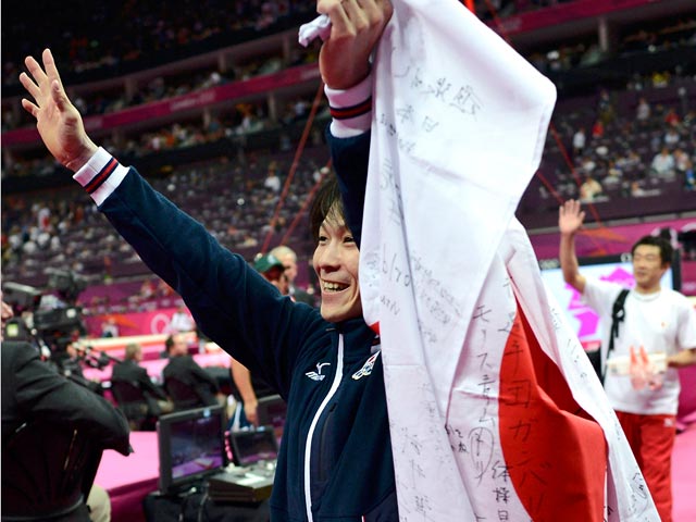Японец Кохеи Учимура выиграл олимпийский турнир по спортивной гимнастике в многоборье, россиянин Давид Белявский стал только пятым