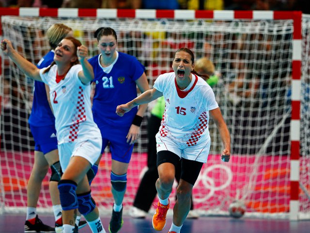 Женская сборная России по гандболу потерпела первое поражение на групповом этапе олимпийского турнира в Лондоне, проиграв команде Хорватии 28:30 (15:15)