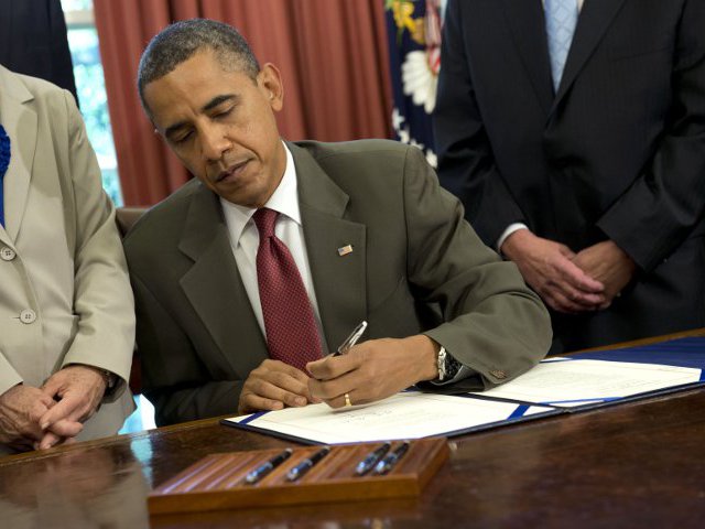Президент США Барак Обама подписал распоряжение, разрешающее разведслужбе ЦРУ и другим американским ведомствам оказывать помощь сирийским повстанцам