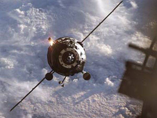 Российский грузовой корабль "Прогресс", на котором отрабатывалась ускоренная схема сближения с МКС, сегодня успешно причалил к орбитальному комплексу